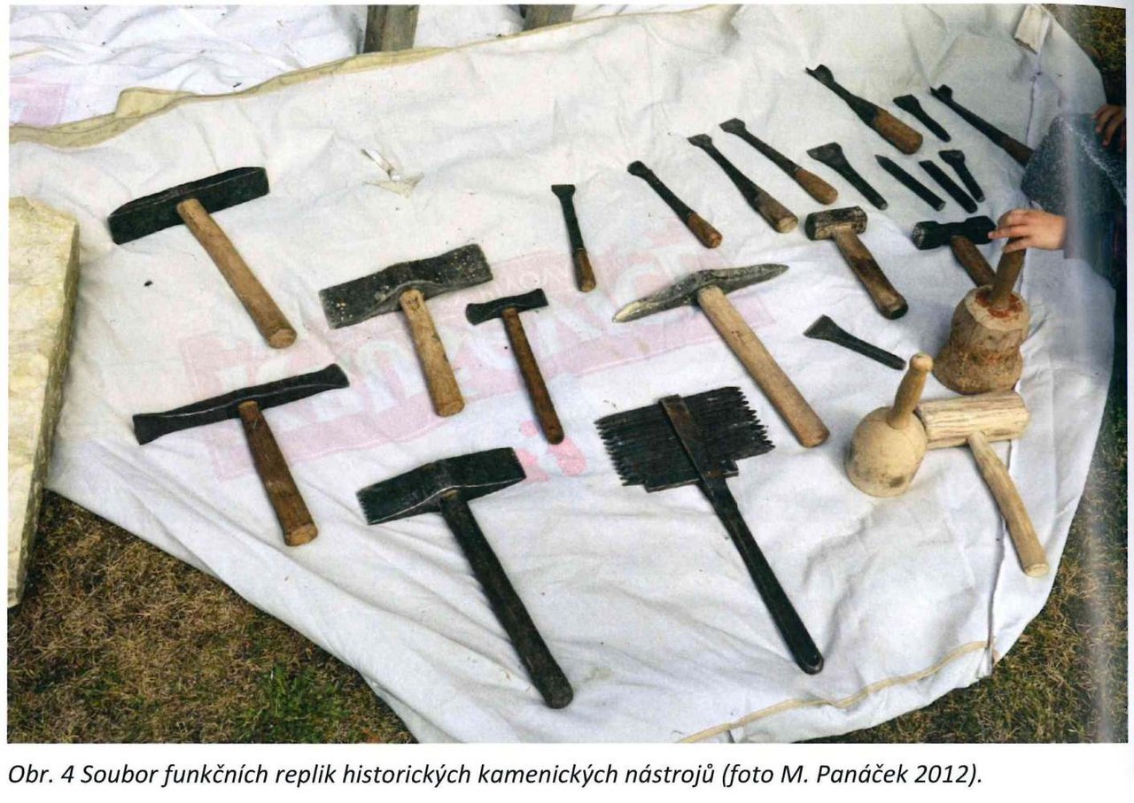12	Rôzne typy replík historických kamenárskych nástrojov, v strede dvojšpic s dreveným poriskom, zdroj: CIHLA, M., PANÁČEK, M., a L. VESELÝ. Středověké topůrkové kamenické nástroje, jejich ikonografické doklady na našem území a výroba jejich replik. In: Svorník. 2014, č. 12, s. 96. ISBN 978-80-260-6784-9.