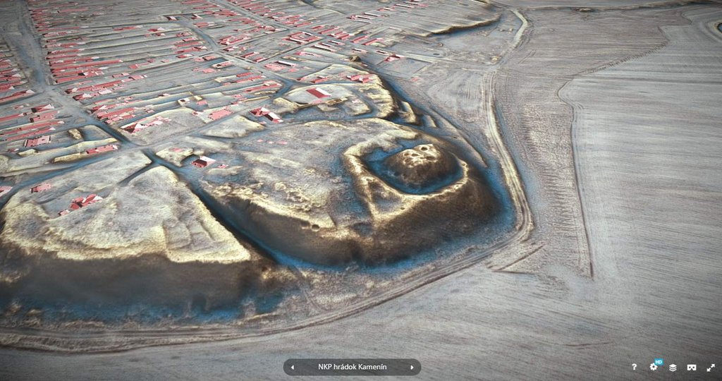 04 – Digitálny 3D model terénu hrádku v Kameníne, okr. Nové Zámky. Dostupný je na adrese: https://skfb.ly/o6YTO