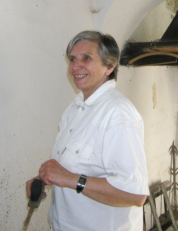 Silvia Paulusová počas výskumu Kostola sv. Jána Krstiteľa v Sedmerovci – Pominovci. Foto: M. Kalinová, 2011