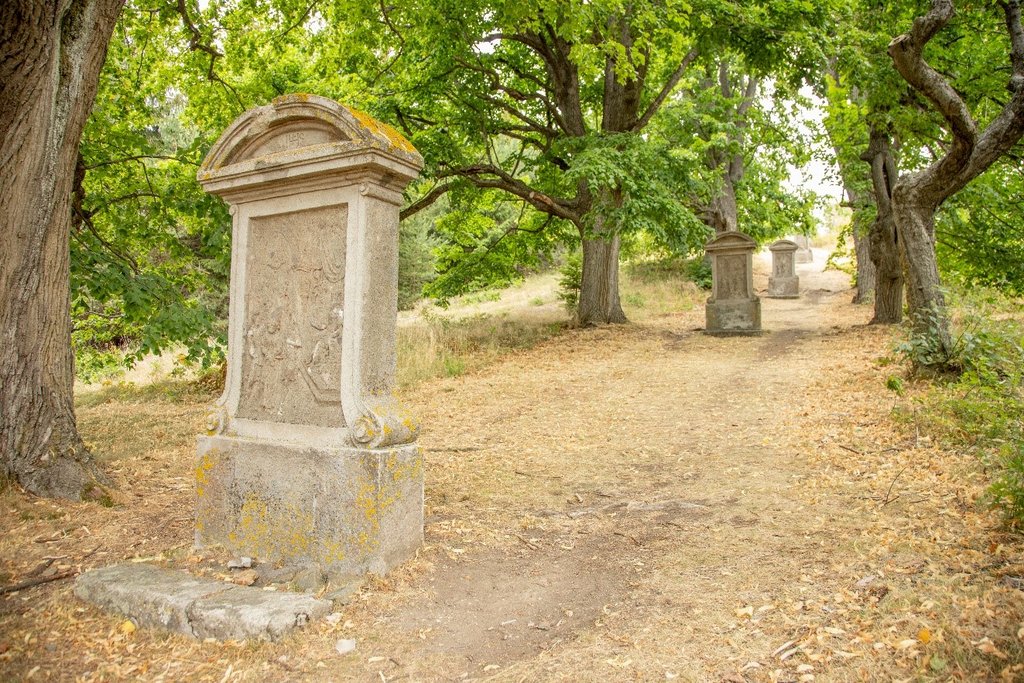 Pohľad na kalvárske zastavenia v pomedzí lipovej aleje, foto: Archív PÚSR