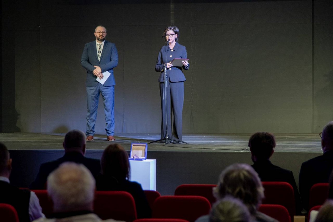 Cenu v kategórii Objav / nález / akvizícia a Expozícia / výstava odovzdali štatutári vydavateľských organizácií Mário Comisso a Andrea Predajňová, foto: J. Šipöcz (PÚSR)