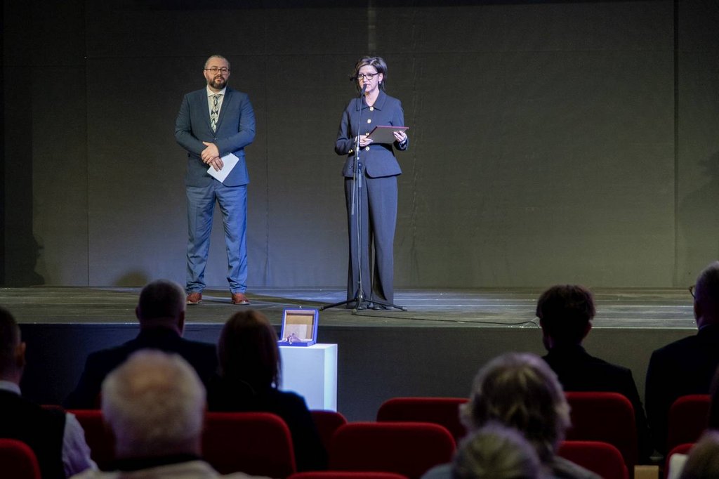 Cenu v kategórii Objav / nález / akvizícia a Expozícia / výstava odovzdali štatutári vydavateľských organizácií Mário Comisso a Andrea Predajňová, foto: J. Šipöcz (PÚSR)