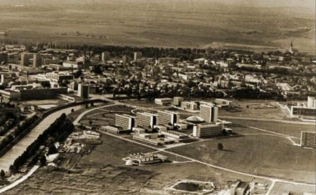 02 – historická fotografia - areál školy z vtáčej perspektívy, zdroj: archív KPÚ Nitra