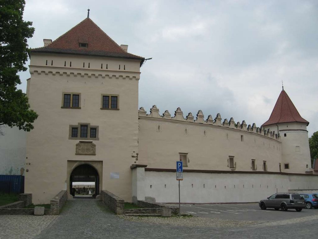 JV pohľad na Vežu bránovú, Múr parkánový, Múr hradbový a Baštu V. (okrúhlu) po obnove