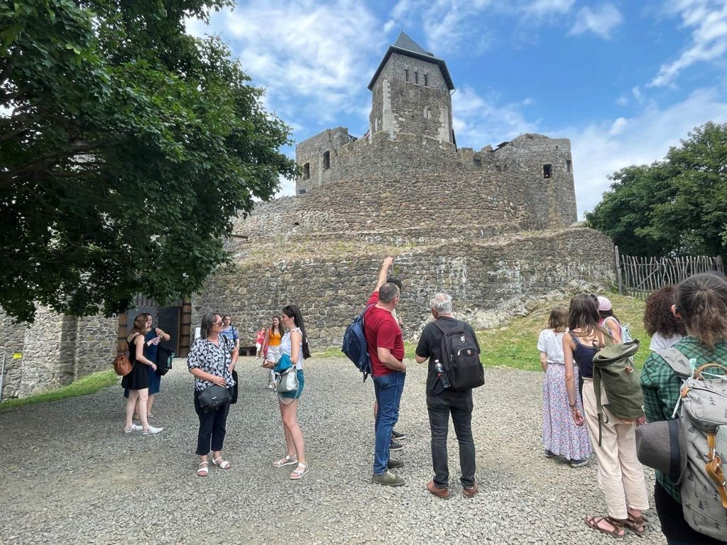 Hollókő, hrad Cserhátu – Havraní kameň po obnove, foto: Ľ. Pinčíková