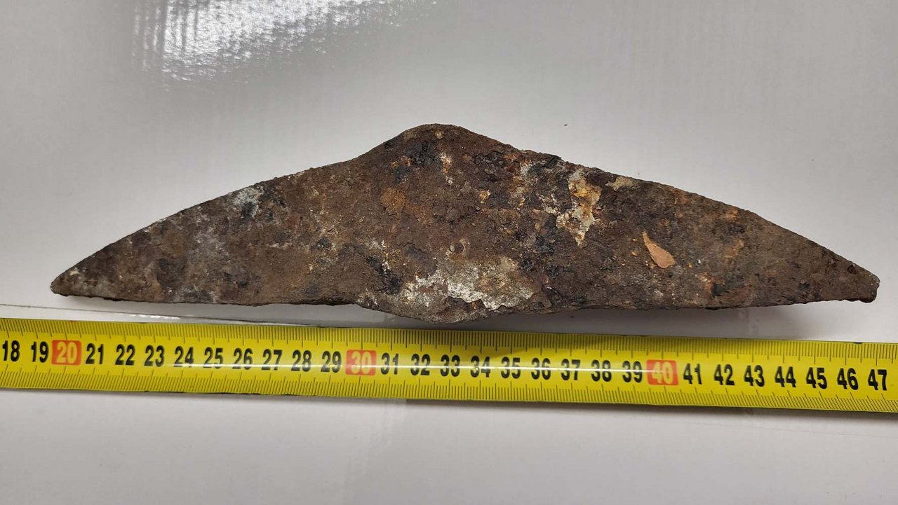 8	Štítnik, kostol ev. a. v. – pohľad zboku na nájdenú železnú hlavu historickej kamenárskej sekery/dvojšpicu dl. 29 cm, zdroj: KPÚ Prešov, foto: Ľ. Suchý, október 2025  