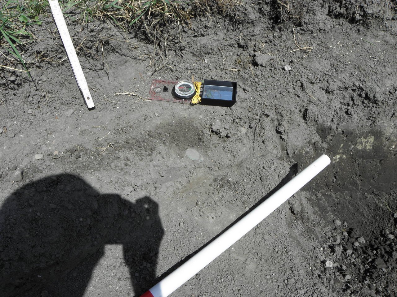 Časť pokladu odkrytá vo výkope pre bazén počas archeologického výskumu miesta nálezu, zdroj: KPÚ Trnava, foto: M. Sládok