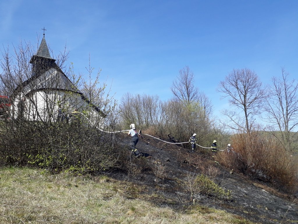 Požiar na ploche zaniknutého cintorína pri stredovekom kostole v Kšinnej, foto: M.Vargicová, PÚSR