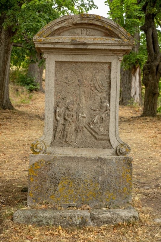 Kamenná stéla – Kristus pred veľkňazom, foto: Archív PÚSR