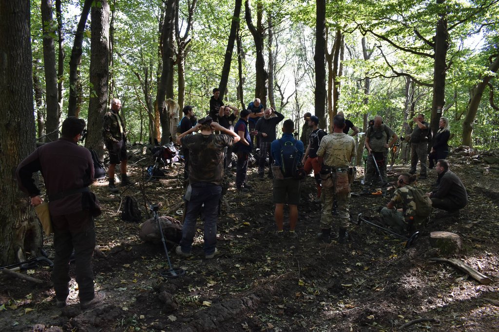 Inštruktáž pred systematickým prieskumom hradiska Veľký Tribeč realizovaná v spolupráci archeológov z odboru archeológie Pamiatkového úradu SR, archeológov Krajského pamiatkového úradu Nitra, Krajského pamiatkového úradu Trnava a dobrovoľníkov z Občianskeho združenia Hradiská a Archeo Moravia z. s., Foto: P. Kmeťová