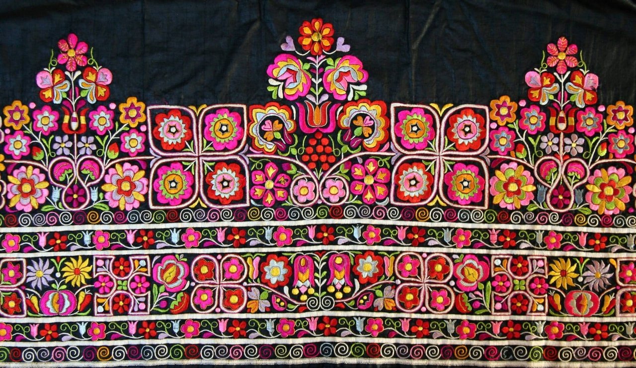 Výšivka na ženskej zástere z prelomu 19. a 20. storočia sa objavila medzi prvkami v Reprezentatívnom zozname nehmotného kultúrneho dedičstva Slovenska, zdroj: Slovenský ľudový umelecký kolektív (Foto: M. Lantaj). Viac aj v článku VOĽANSKÁ, Ľ. Nehmotné alebo živé dedičstvo? In: Pamiatky a múzeá č. 2/2022.