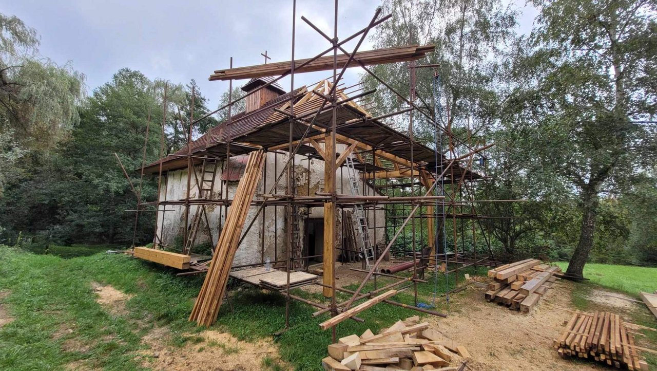 Rakovnica, Kostol sv. Márie Magdalény, pohľad zo severozápadu na obnovovaný kostol v auguste 2023. Foto: K. Ďurian Rakovnica, Kostol sv. Márie Magdalény, pohľad zo severozápadu na obnovovaný kostol v auguste 2023. Foto: K. Ďurian