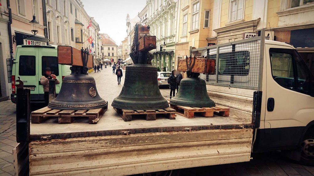 všetky tri zvony pod Michalskou vežou, foto: KPÚ BA