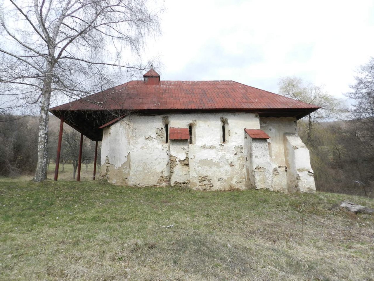Rakovnica, Kostol sv. Márie Magdalény, južná fasáda kostola. Foto: M. Kalinová, 2019 Rakovnica, Kostol sv. Márie Magdalény, južná fasáda kostola. Foto: M. Kalinová, 2019