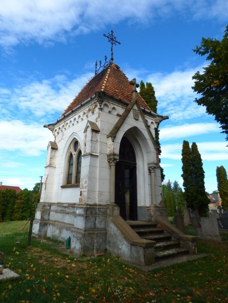 Juhozápadné nárožie pohrebnej kaplnky v Malých Vozokanoch. Foto: E.Gažiová, KPÚ Nitra 2018