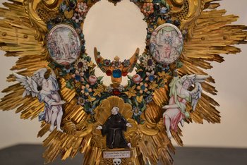Monštrancia z Radu – Brehova od Jána Silášiho, detail so sv. Františkom z Assisi v rehoľnom rúchu a so stigmami, zdroj: KPÚ Prešov (foto: E. Poláková)