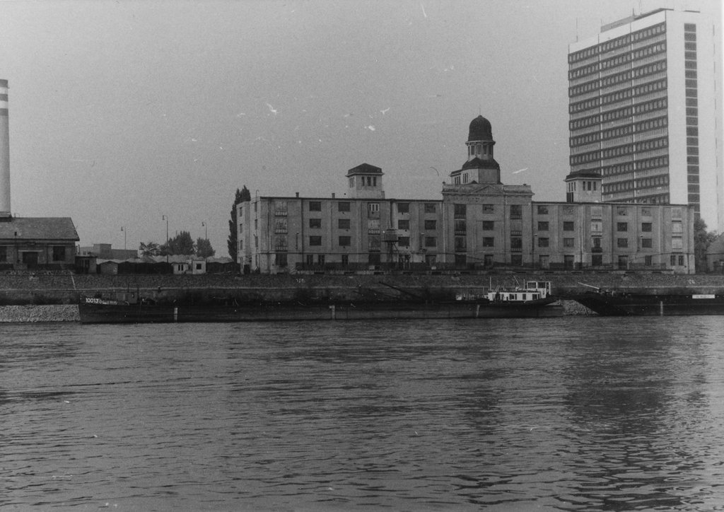 Pohľad na objekt skladu č. 7 z petržalskej strany Dunaja, 1986, zdroj: zbierka J. Šedivého na PamMap.sk 