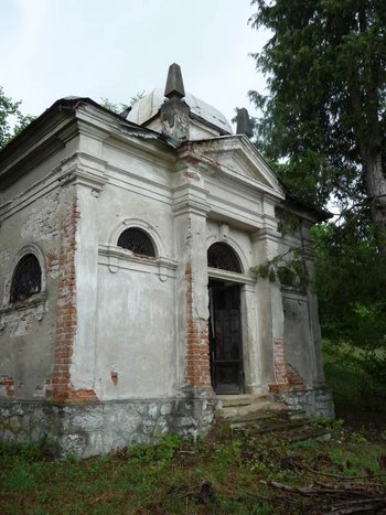 01 – Mauzóleum pred obnovou, foto. I. Radimák, KPÚ TN, 2017