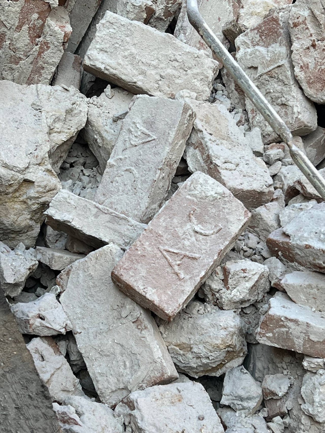 Situácia na mieste zbúranej pamiatky počas štátneho stavebného dohľadu realizovaného dňa 21.1.2026, zdroj: KPÚ Trenčín Situácia na mieste zbúranej pamiatky počas štátneho stavebného dohľadu realizovaného dňa 21.1.2026, zdroj: KPÚ Trenčín