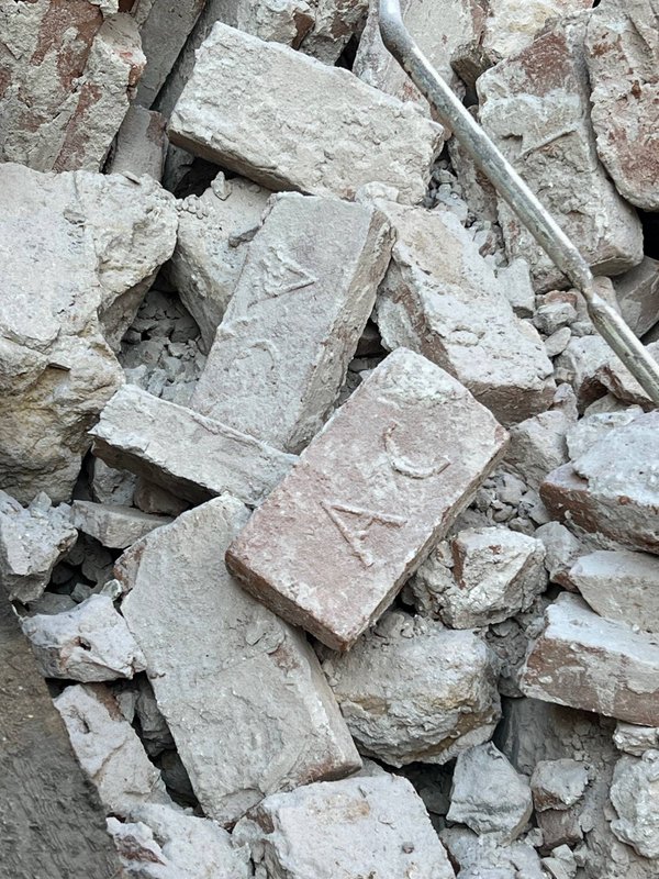 Situácia na mieste zbúranej pamiatky počas štátneho stavebného dohľadu realizovaného dňa 21.1.2026, zdroj: KPÚ Trenčín