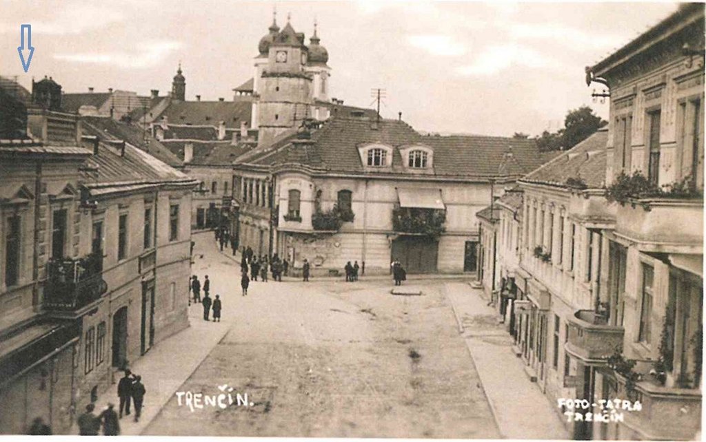  Trenčín, Hviezdoslavova ulica, okolo roku 1929, zdroj: HANUŠIN, J.: Trenčín na starých  pohľadniciach. 2. Vydanie, Vydavateľstvo DAJAMA, Bratislava, 2013