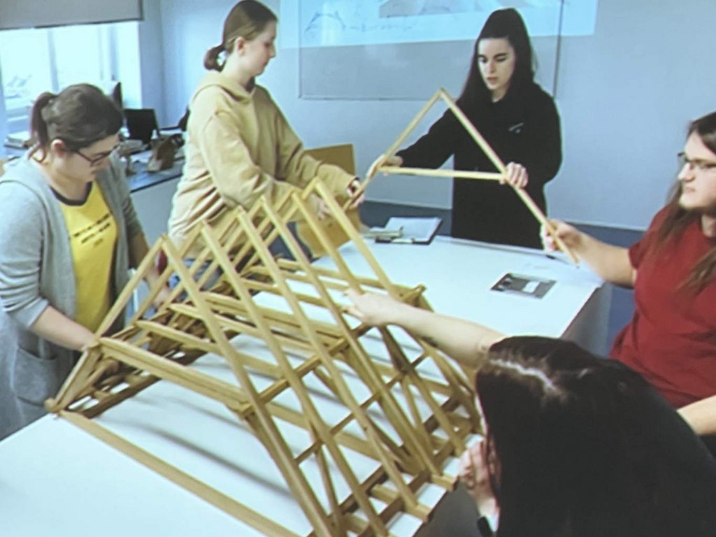 Interaktívna časť múzea pre návštevníkov - výstavba modelu historickej krovovej konštrukcie, foto: P. Ižvolt