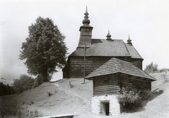 Matysová, drevená cerkev v pôvodnej situácii v obci, 1958, zdroj: Archív PÚ SR
