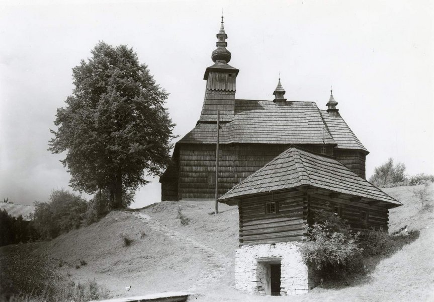 Matysová, drevená cerkev v pôvodnej situácii v obci, 1958, zdroj: Archív PÚ SR