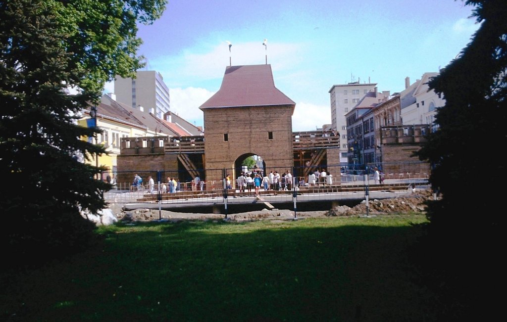 005 – Dolná brána: dočasná drevená replika, autor: M. Ďurišová, KPÚ Košice (1996-98)