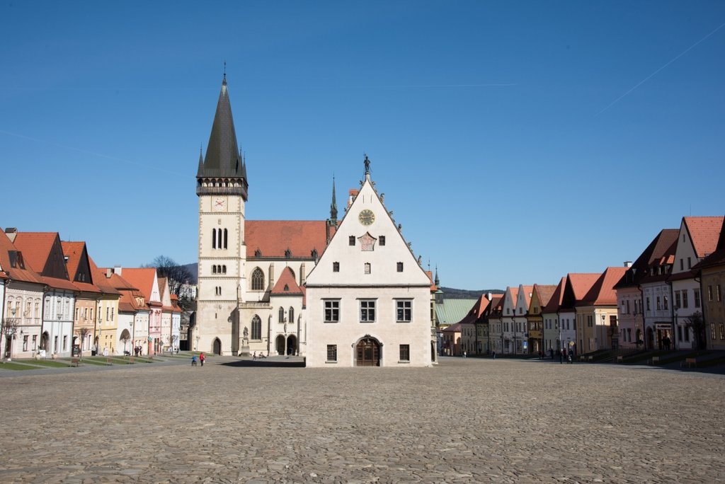 06 – Pamiatková rezervácia Bardejov – Námestie sv. Egídia so zástavbou obklopujúcou objekt radnice, v pozadí farský kostol. Foto: Pamiatkový úrad SR, projekt Digitálny pamiatkový fond