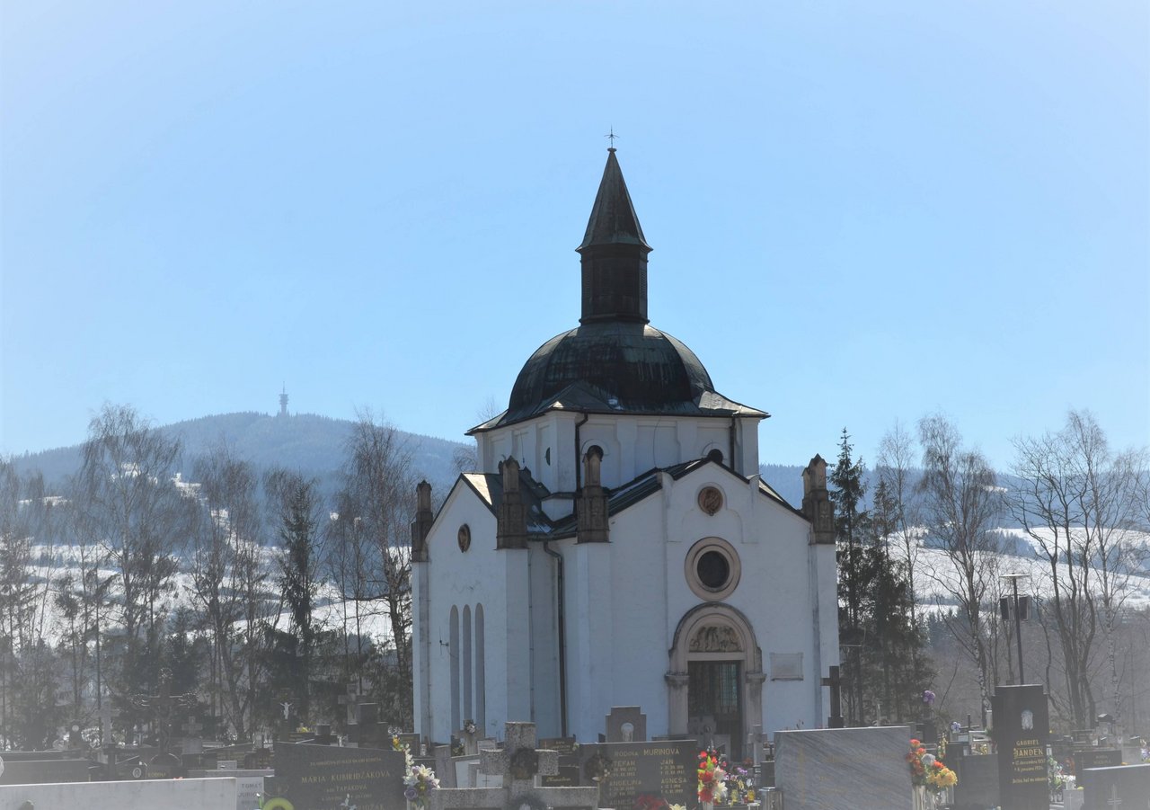 Celkový pohľad na cintorín s mauzóleom v Námestove Zdroj: KPÚ Žilina (Foto: J. Piecková)