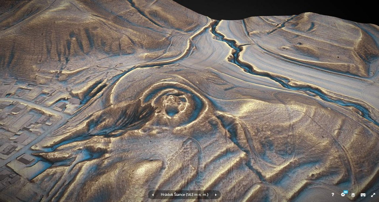 05 – Digitálny 3D model terénu hrádku v polohe Šiance v Slovenskom Pravne, okr. Turčianske Teplice. Dostupný je na adrese: https://skfb.ly/o6YTz