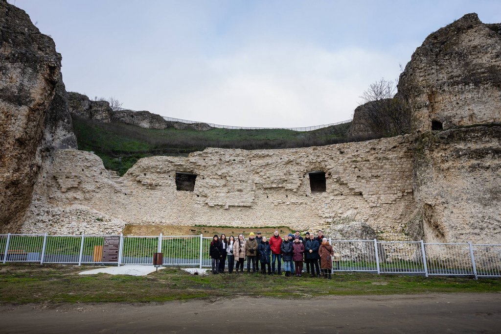 Spoločná fotografia pred hradbami pevnosti v Hârșove, zdroj: Institutul Național al Patrimoniului