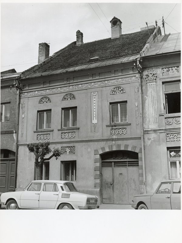 Prešov, Slovenská 56 - hlavná fasáda meštianskeho domu v roku 1976 (Pamiatkový výskum, KPÚ Prešov)