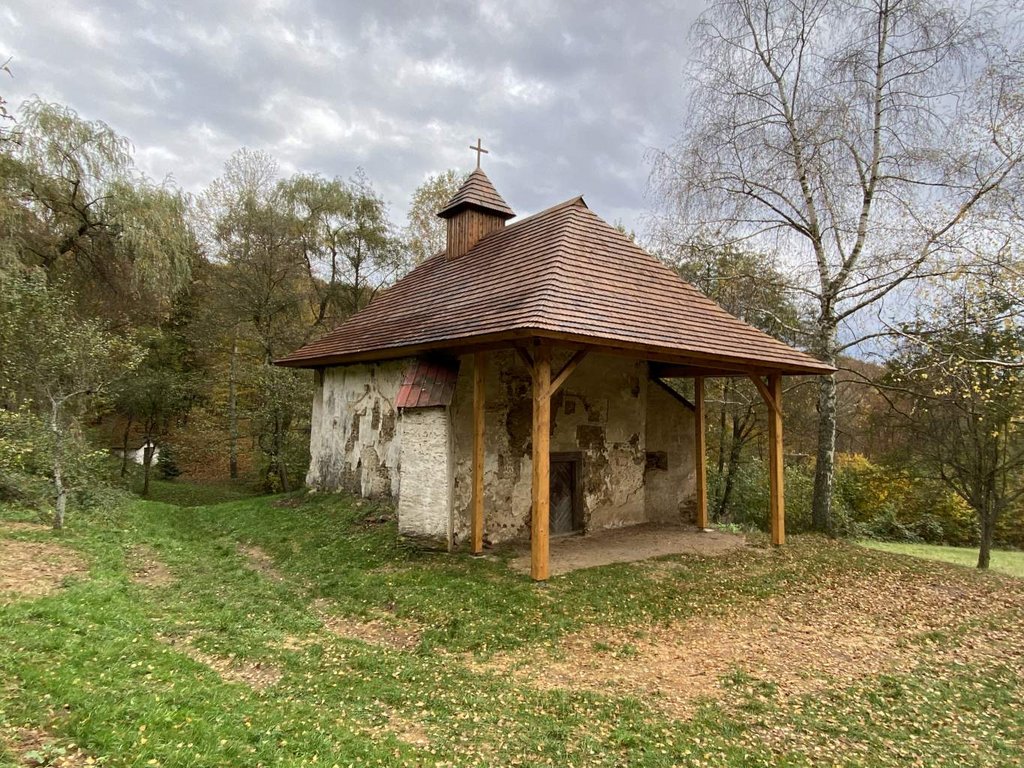 Rakovnica, Kostol sv. Márie Magdalény, pohľad zo severozápadu po výmene strechy. Foto: M. Kalinová, 2023