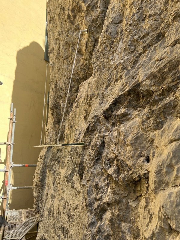 5.	Osadenie striešky nad Rímskym nápisom, bočný pohľad, foto: M. Kucmanová, 2025