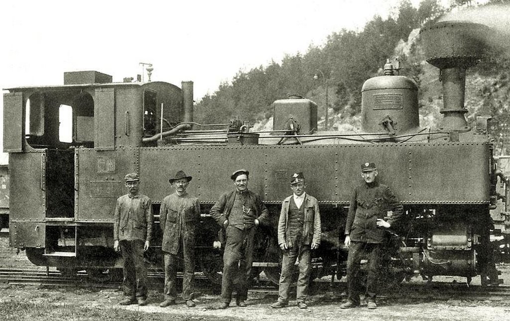 Parný rušeň U37.006 s pôvodným označením U.41 v Ružomberku, zdroj: Zbierka S. Kontúra, prvá polovica 30. rokov 20. storočia