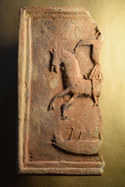 Kachlica z neskorého stredoveku (15. stor. až prvá pol. 16. storočia) zobrazujúca sv. Juraja zabíjajúceho draka, foto: P.Grznár, KPÚ Trnava