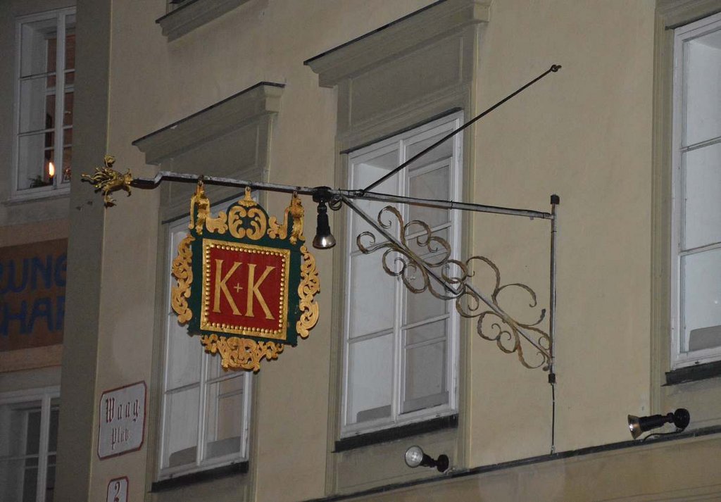 V Salzburgu sa dodnes používajú charakteristické kované vývesné štíty, príklad z Waagplatz 2. Foto: T. Kowalski