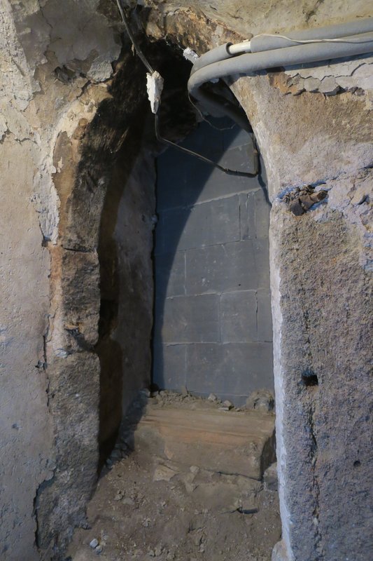 Spišské Podhradie, Starý Jarok 48 (počas obnovy) – odkrytý pôvodný gotický vstupný portál z 1. polovice 14. storočia, vstup do pôvodne vykurovanej komnaty kamenného domu postaveného primárne v hĺbke parcely  Zdroj: KPÚ Prešov Foto: Ľ. Suchý, 2022