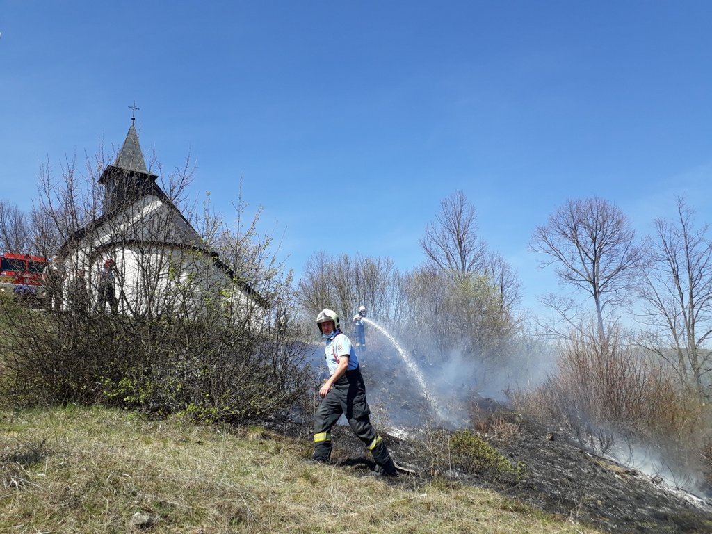 Požiar na ploche zaniknutého cintorína pri stredovekom kostole v Kšinnej, foto: M.Vargicová, PÚSR