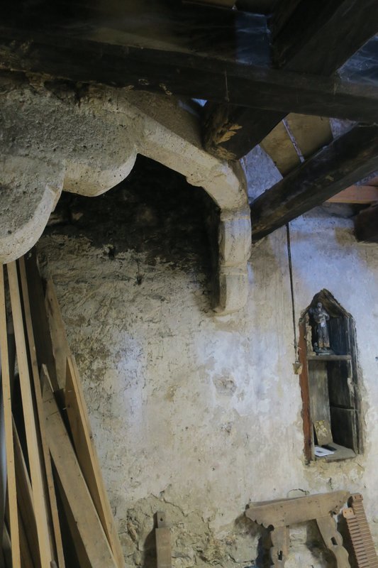 Spišské Podhradie, Štefánikova 6 po obnove – 1. nadzemné podlažie (komnata), pôvodný kútový krb s kamenným konzolovým ústím dekorovaným v osi apotropajným znakom - štvorlistou ružicou v kruhu Zdroj: KPÚ Prešov (Foto: Ľ. Suchý, 2022)