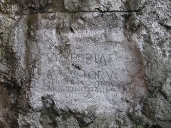 1.	Rímsky nápis na hradnej skale v Trenčíne, foto: M. Vdovičíková, 2016