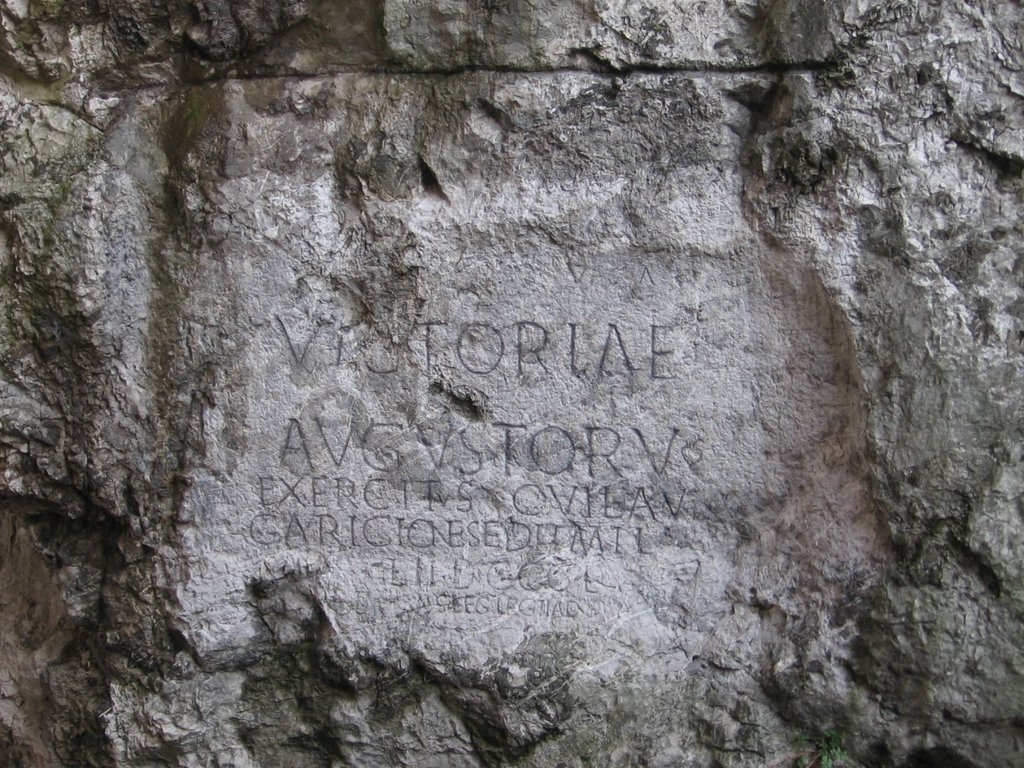 1.	Rímsky nápis na hradnej skale v Trenčíne, foto: M. Vdovičíková, 2016