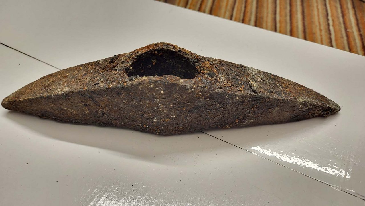 7	Štítnik, kostol ev. a. v. – nález kutej železnej hlavy historickej kamenárskej sekery/dvojšpicu, zdroj: KPÚ Prešov, foto: Ľ. Suchý, október 2025  