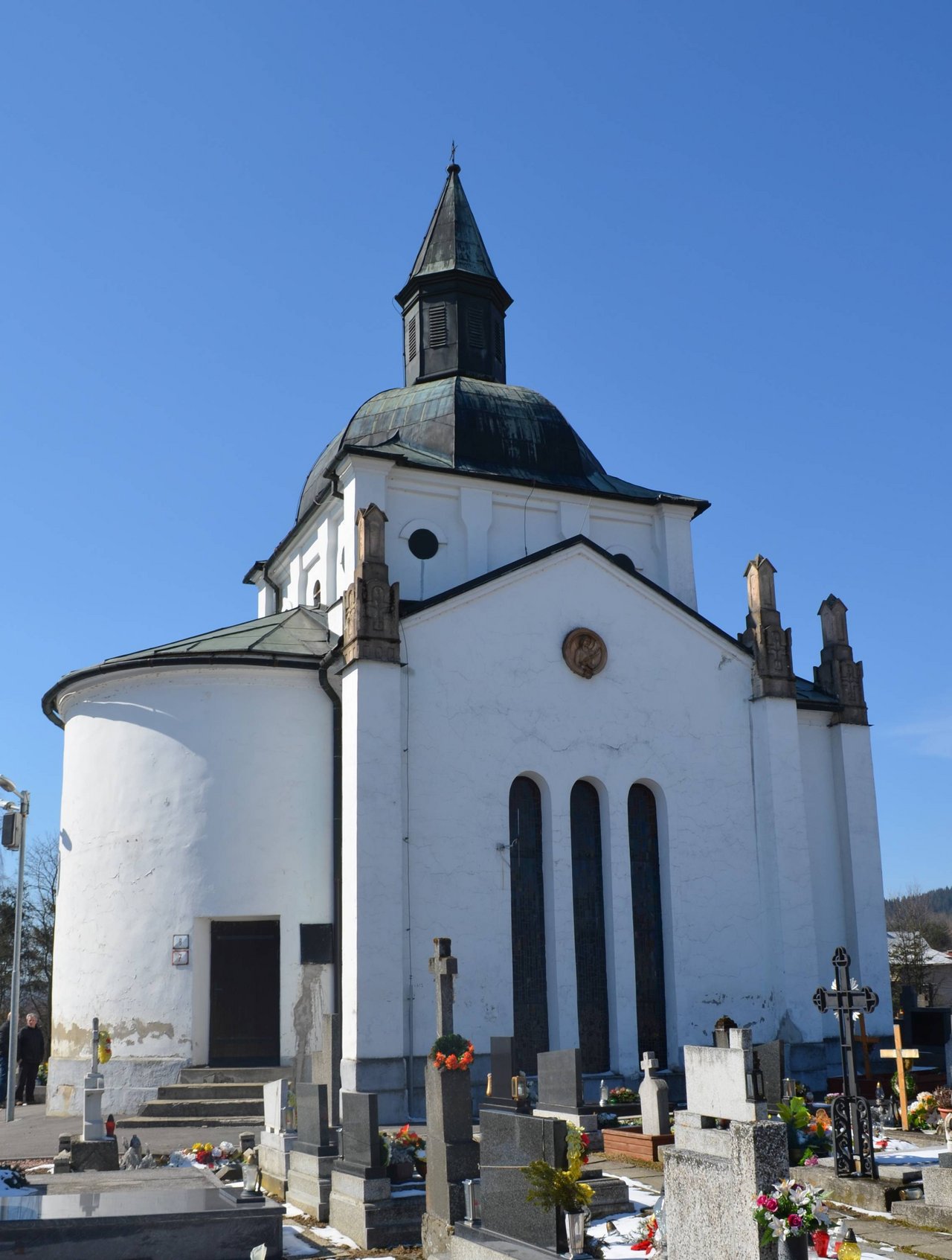 Pohľad na bočnú juhovýchodnú fasádu mauzólea s apsidou Zdroj: KPÚ Žilina (Foto: K. Ďurian)