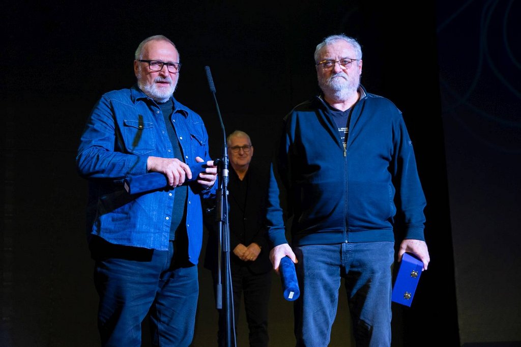 Výročnú cenu v kategórii Audiovízia / multimédiá prevzali tvorcovia historickej rozhlasovej relácie Dejiny.sk Peter Turčík a Róbert Kotian, ocenenie odovzdal člen redakčnej rady časopisu Peter Dubecký, foto: J. Šipöcz (PÚSR)