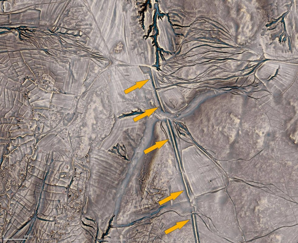 Výrez z vysoko kvalitnej vizualizácie dát získaných leteckým laserovým skenovaním s veľmi vysokým rozlíšením, ktorý zachytáva časť línie tzv. Valu obrov (Spečeného valu) v k. ú. Bátovce, okr. Levice – línia valu je vyznačená šípkami. V ľavej časti obrázku vidieť členitý terén vinohradníckeho regiónu, vpravo hore zväzky historických úvozových ciest, zdroj: ÚGKK SR, vizualizácia: Tibor Lieskovský, úprava: T. Lieskovský a P. Kmeťová.