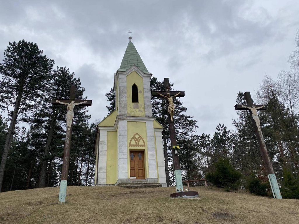 Kostol nanebovstúpenia Pána s trojicou krížov na vrchole Kalvárie Zdroj: KPÚ Žilina, júl 2025