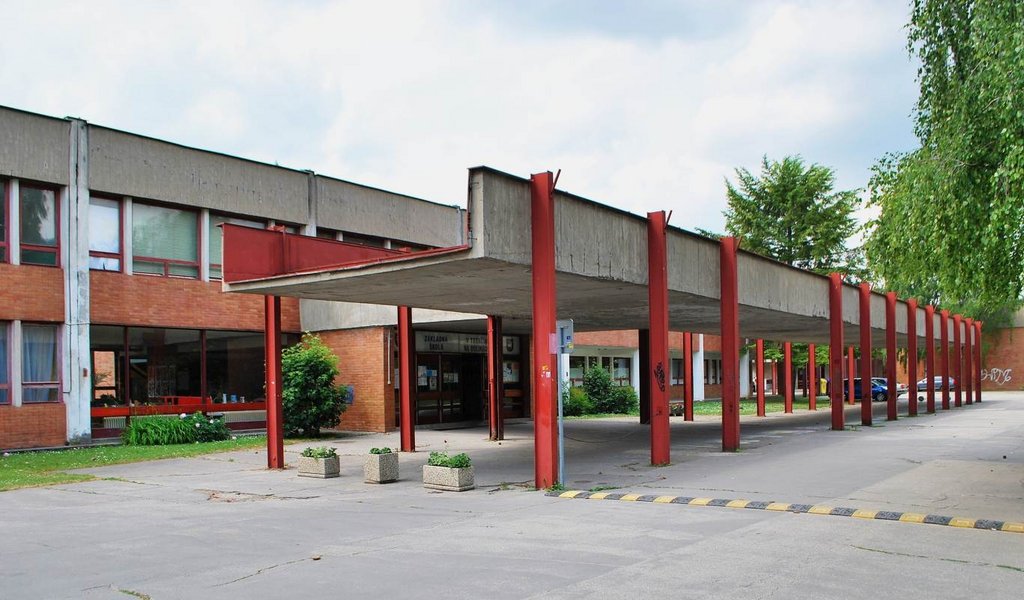 pergola pred hl.vstupom do školy, pohľad zo SV 